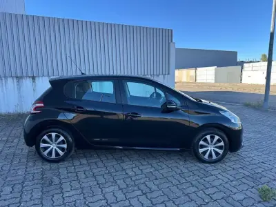 Peugeot 208 2013 - 10990 EUR, 129992 km - AUTO.MOTO.pt - 129992km - foto 8 de 17