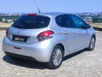 Peugeot 208 2017 - 7500 EUR, 183274 km - AUTO.MOTO.pt - 183274km - foto 6 de 23