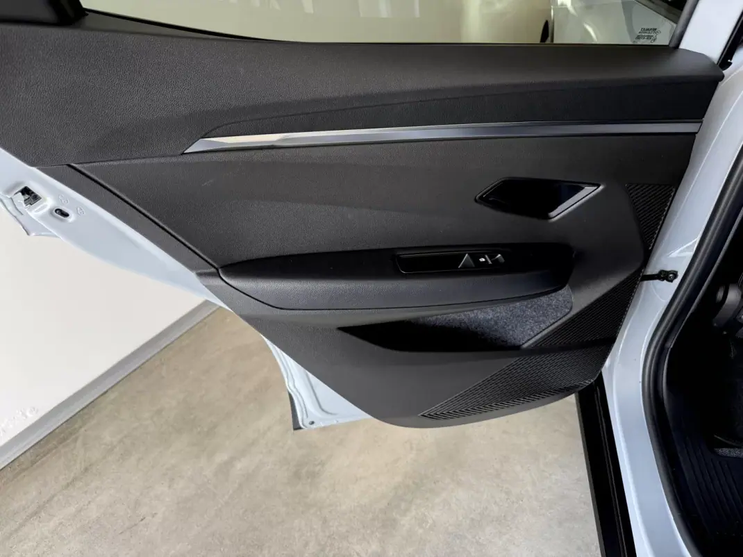 Renault Mégane E-Tech 2022 - 24999 EUR, 27000 km - AUTO.MOTO.pt - 27000km - foto 62 de 116
