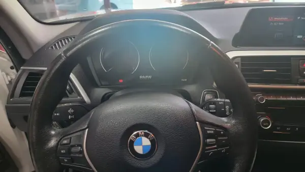 BMW 118 2018 - 18990 EUR, 92000 km - AUTO.MOTO.pt - 92000km - foto 17 de 28