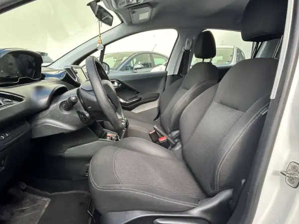 Peugeot 208 2018 - 12990 EUR, 92000 km - AUTO.MOTO.pt - 92000km - foto 11 de 14