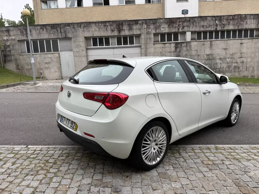 Alfa Romeo Giulietta 2014 - 7950 EUR, 197000 km - AUTO.MOTO.pt - 197000km - foto 6 de 15