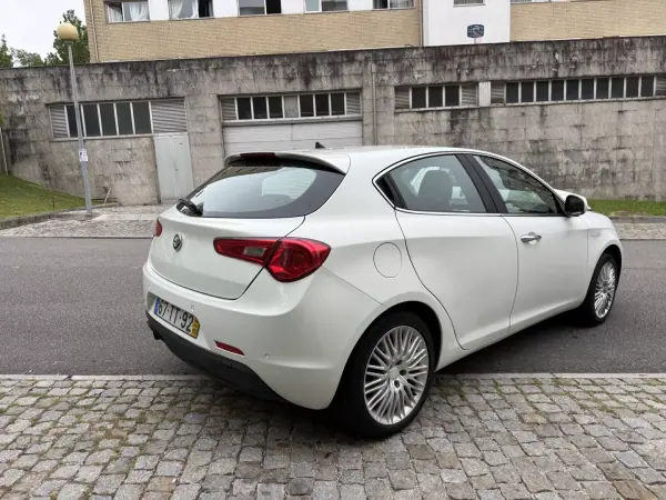 Alfa Romeo Giulietta 2014 - 7950 EUR, 197000 km - AUTO.MOTO.pt - 197000km - foto 6 de 15
