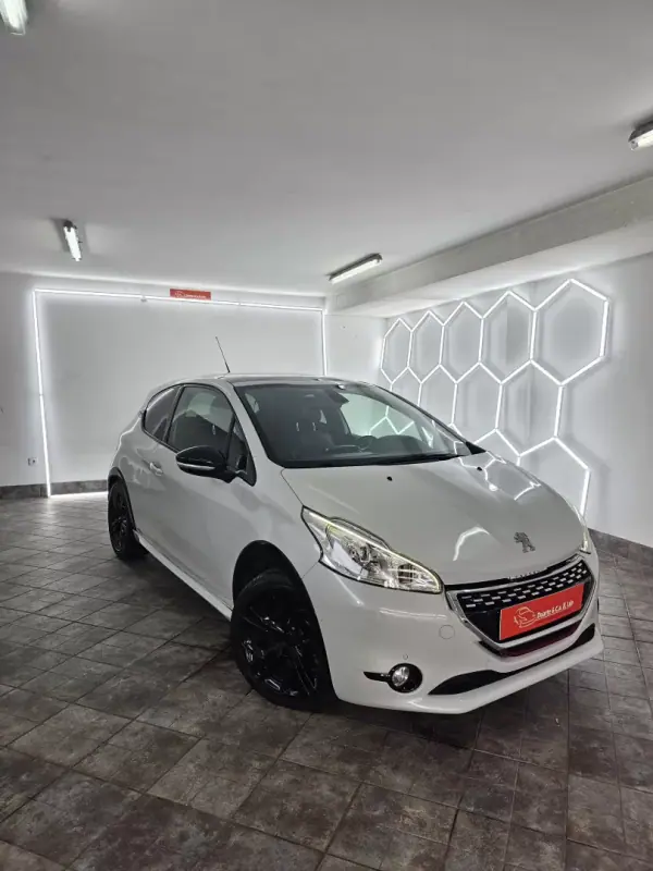 Peugeot 208 2015 - 16650 EUR, 121757 km - AUTO.MOTO.pt - 121757km - foto 4 de 38