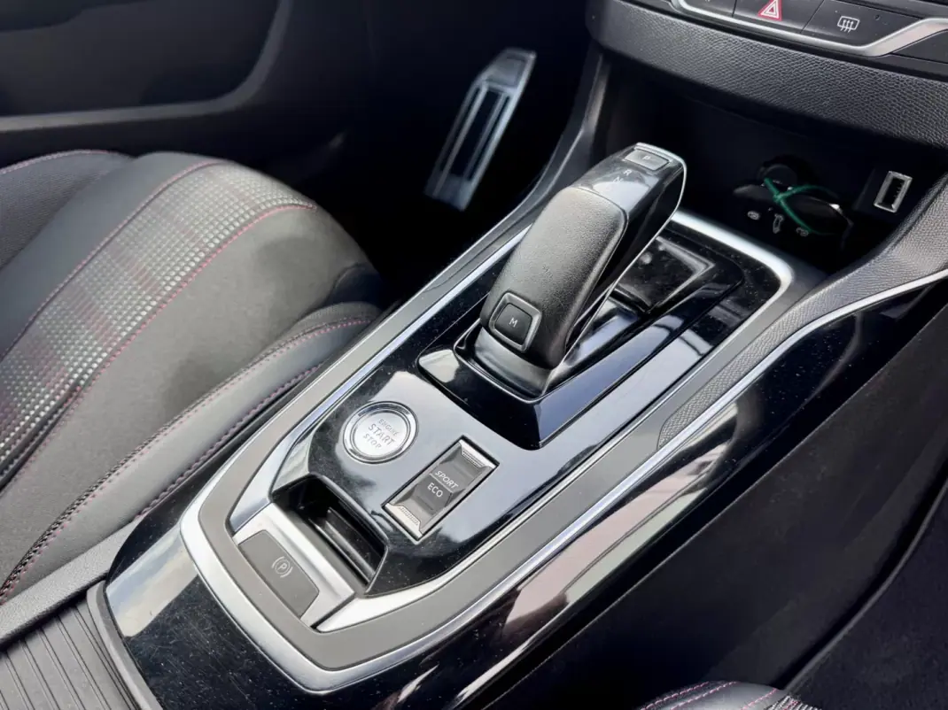 Peugeot 308 2020 - 14790 EUR, 30000 km - AUTO.MOTO.pt - 30000km - foto 20 de 29