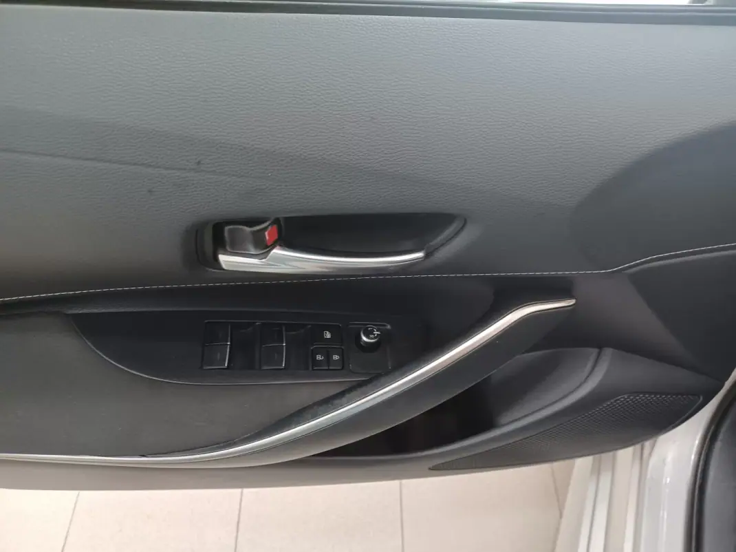 Toyota Corolla 2019 - 18390 EUR, 81211 km - AUTO.MOTO.pt - 81211km - foto 20 de 33