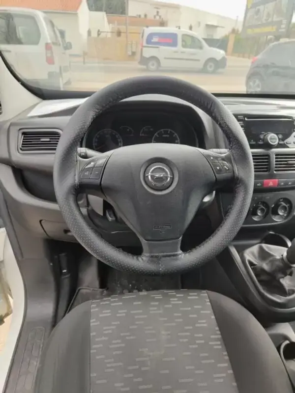 Opel COMBO 2018 - 10950 EUR, 170000 km - AUTO.MOTO.pt - 170000km - foto 4 de 11