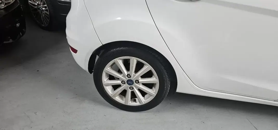 Ford Fiesta 2015 - 6990 EUR, 185000 km - AUTO.MOTO.pt - 185000km - foto 6 de 17