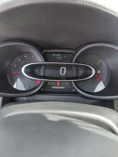 Renault 2017 - 7950 EUR, 180000 km - AUTO.MOTO.pt - 180000km - foto 4 de 9