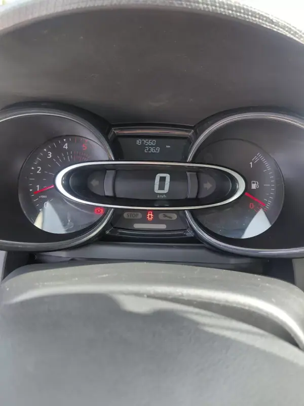 Renault 2017 - 7950 EUR, 180000 km - AUTO.MOTO.pt - 180000km - foto 4 de 9