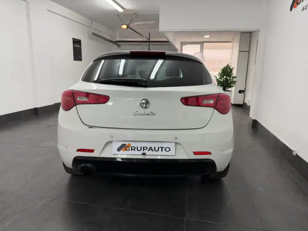 Alfa Romeo Giulietta 2011 - 7500 EUR, 209000 km - AUTO.MOTO.pt - 209000km - foto 6 de 21