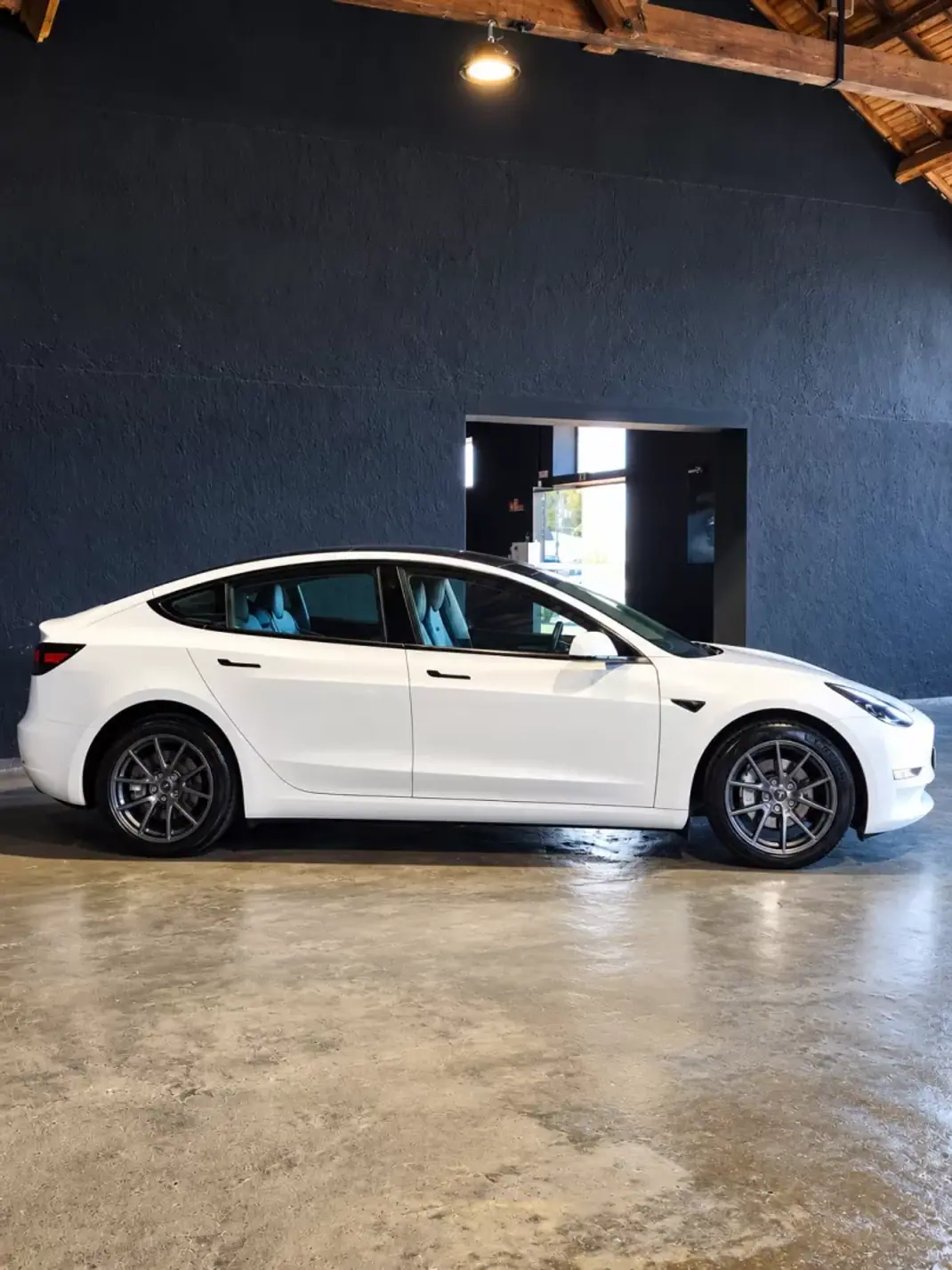Tesla Model 3 2023 - 35490 EUR, 85014 km - 85014km - foto 8 de 24
