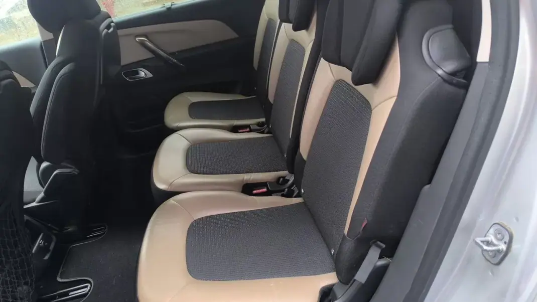 Citroën C4 Grand Picasso 2015 - 10900 EUR, 175000 km - AUTO.MOTO.pt - 175000km - foto 10 de 17