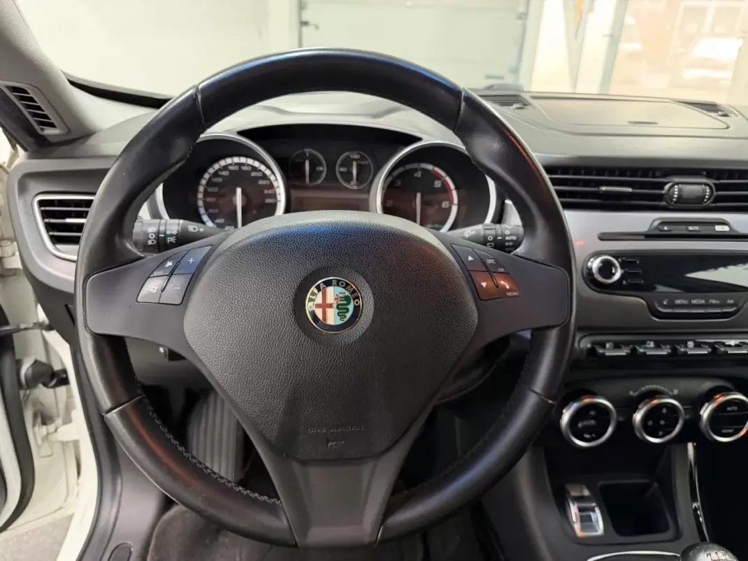 Alfa Romeo Giulietta 2011 - 7240 EUR, 206000 km - 206000km - foto 7 de 22
