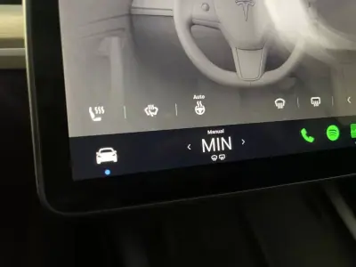 Tesla Model Y 2022 - 38750 EUR, 44000 km - AUTO.MOTO.pt - 44000km - foto 22 de 42