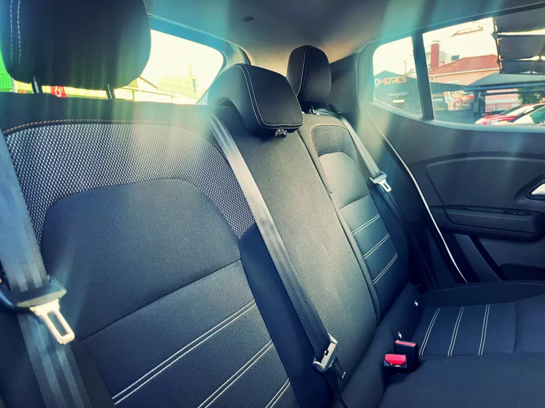 Dacia Sandero 2022 - 15500 EUR, 53000 km - AUTO.MOTO.pt - 53000km - foto 9 de 14