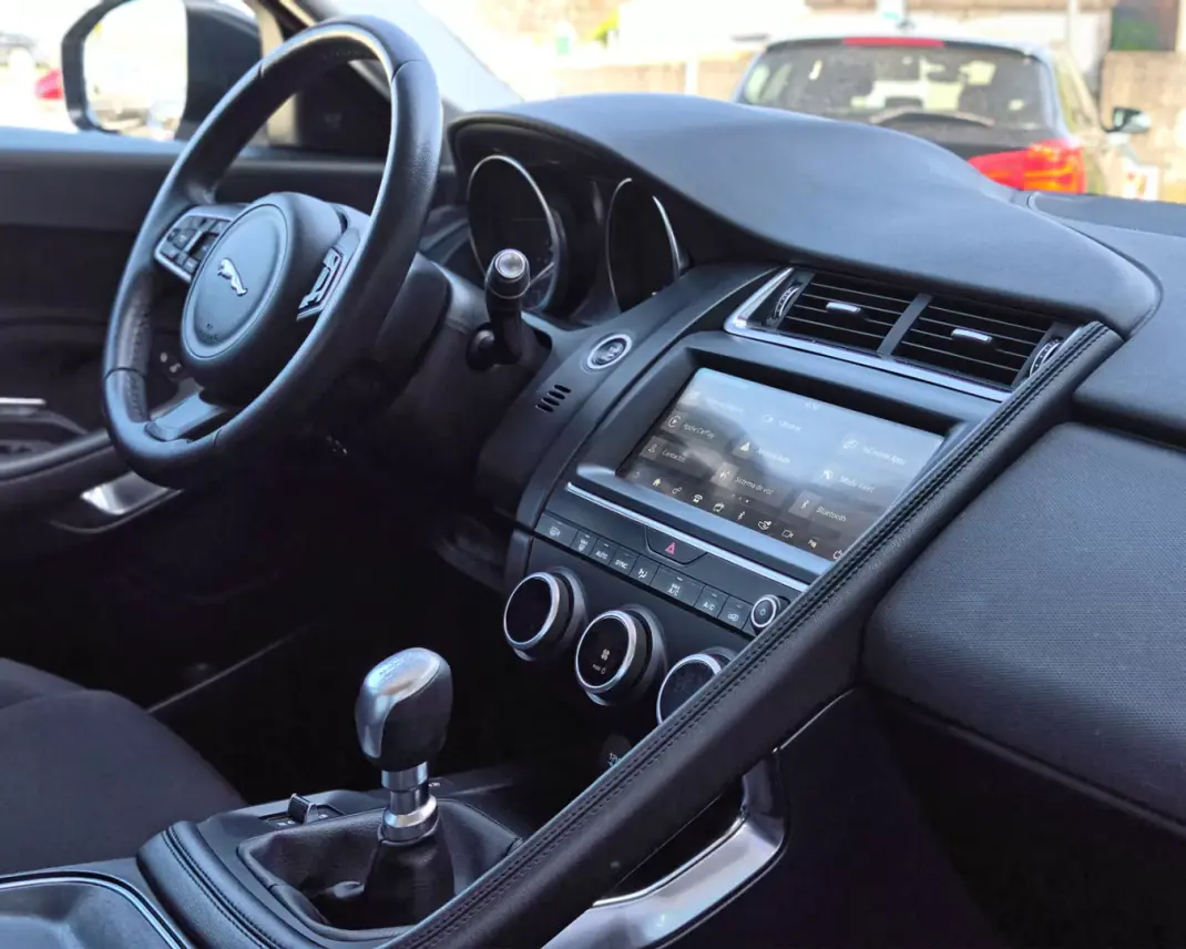 Jaguar E-Pace 2019 - 20500 EUR, 122300 km - AUTO.MOTO.pt - 122300km - foto 12 de 20