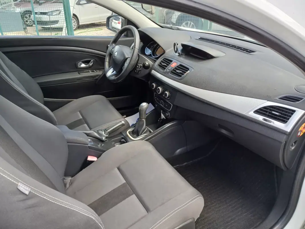 Renault Mégane Coupe 2010 - 7950 EUR, 115752 km - 115752km - foto 22 de 25