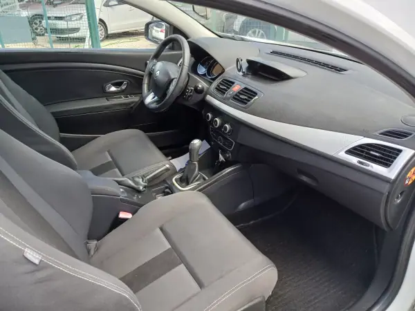 Renault Mégane Coupe 2010 - 7950 EUR, 115752 km - AUTO.MOTO.pt - 115752km - foto 22 de 25