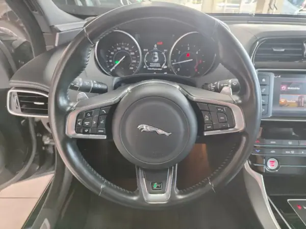 Jaguar XE 2017 - 14250 EUR, 243000 km - AUTO.MOTO.pt - 243000km - foto 25 de 34