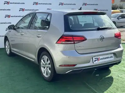 Volkswagen Golf 2017 - 14850 EUR, 162567 km - AUTO.MOTO.pt - 162567km - foto 8 de 20
