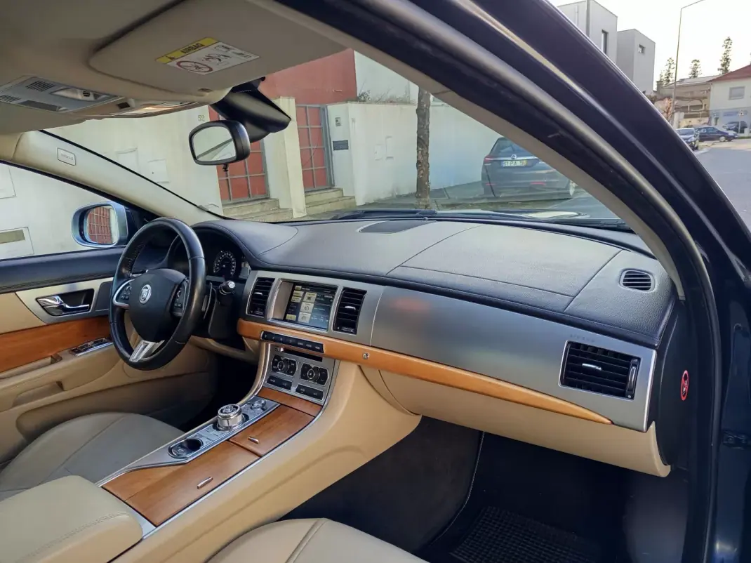 Jaguar XF 2014 - 13990 EUR, 192200 km - AUTO.MOTO.pt - 192200km - foto 14 de 18