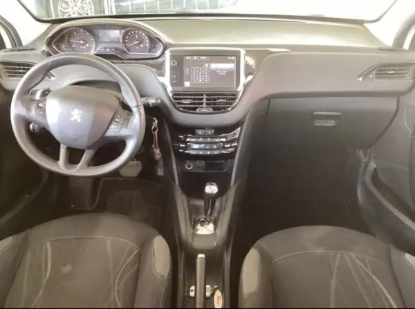 Peugeot 208 1.4 HDi Active 2014 Diesel — 101 000 km · Ilha da Madeira Peugeot 208 1.4 HDi Active 2014 Diesel