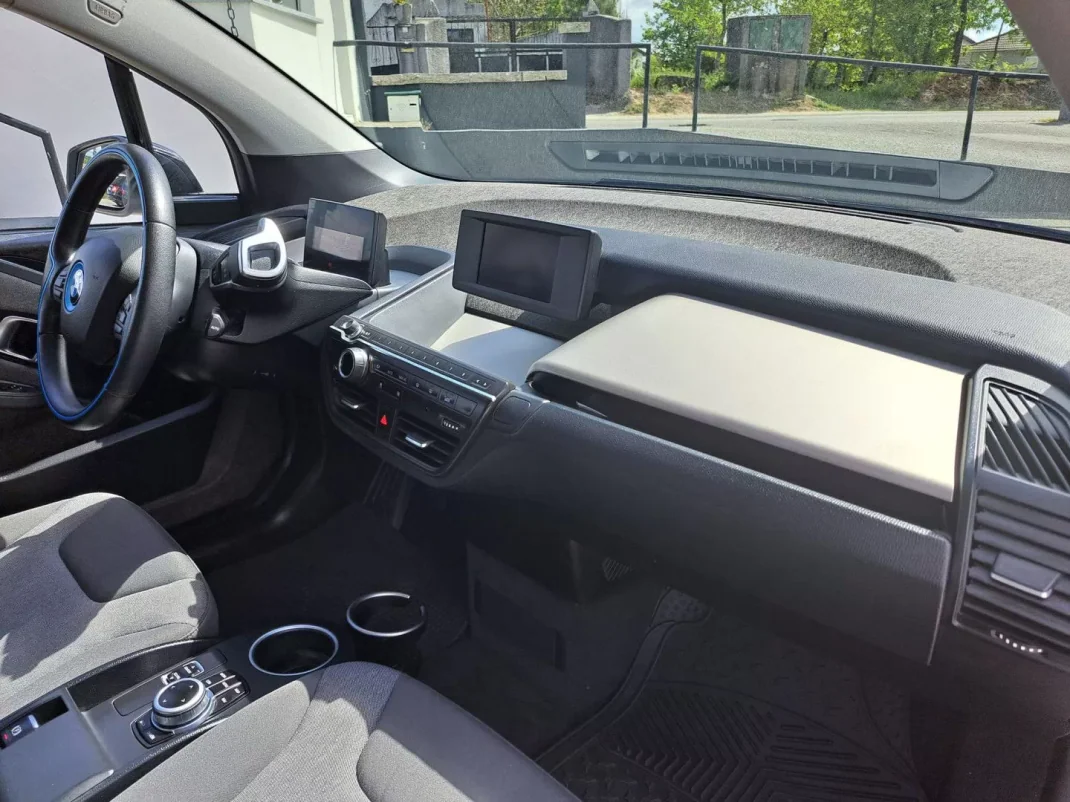 BMW i3 2019 - 28500 EUR, 89000 km - AUTO.MOTO.pt - 89000km - foto 18 de 45