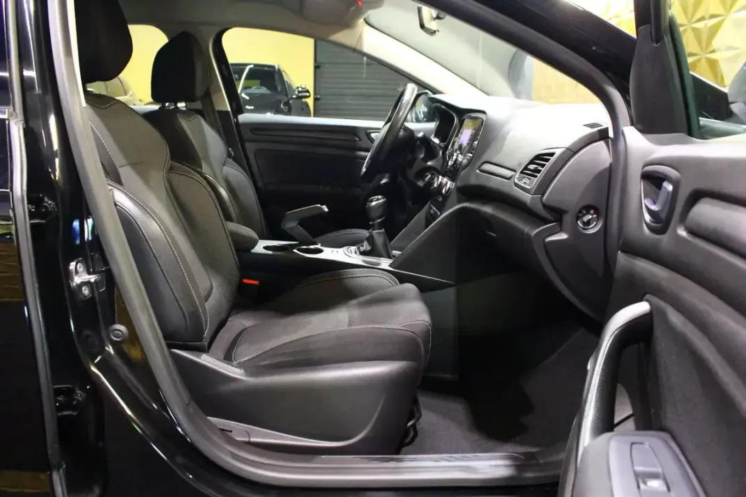 Renault Mégane Sport Tourer 2020 - 11890 EUR, 180000 km - AUTO.MOTO.pt - 180000km - foto 14 de 28