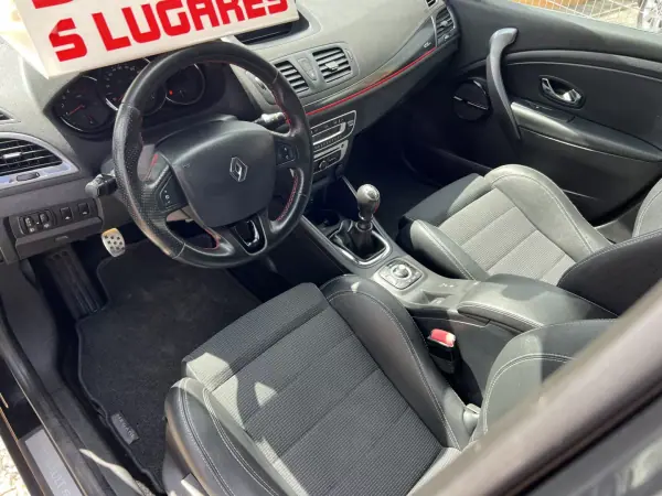 Renault Mégane Sport Tourer 2014 - 9500 EUR, 239995 km - AUTO.MOTO.pt - 239995km - foto 16 de 23