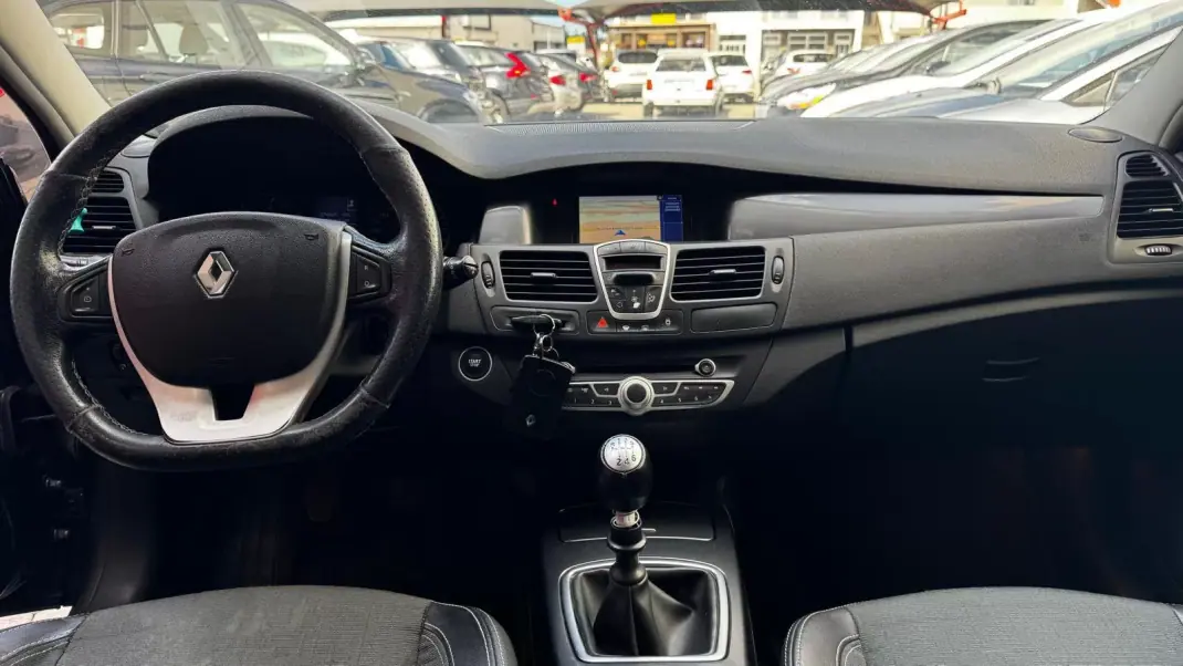 Renault Laguna 2010 - 5750 EUR, 374496 km - AUTO.MOTO.pt - 374496km - foto 9 de 15