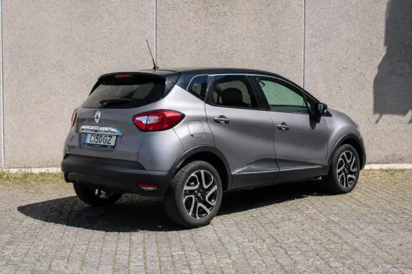 Renault Captur 2015 - 11850 EUR, 76500 km - AUTO.MOTO.pt - 76500km - foto 8 de 24