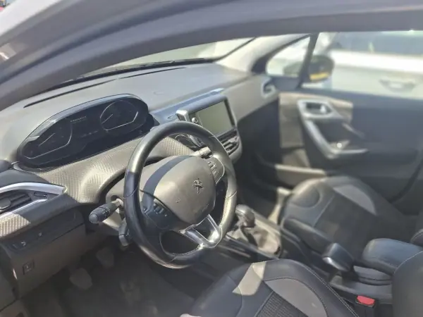 Peugeot 2008 2019 - 14950 EUR, 130100 km - AUTO.MOTO.pt - 130100km - foto 12 de 15