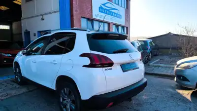 Peugeot 2008 2017 - 11500 EUR, 145000 km - AUTO.MOTO.pt - 145000km - foto 7 de 15