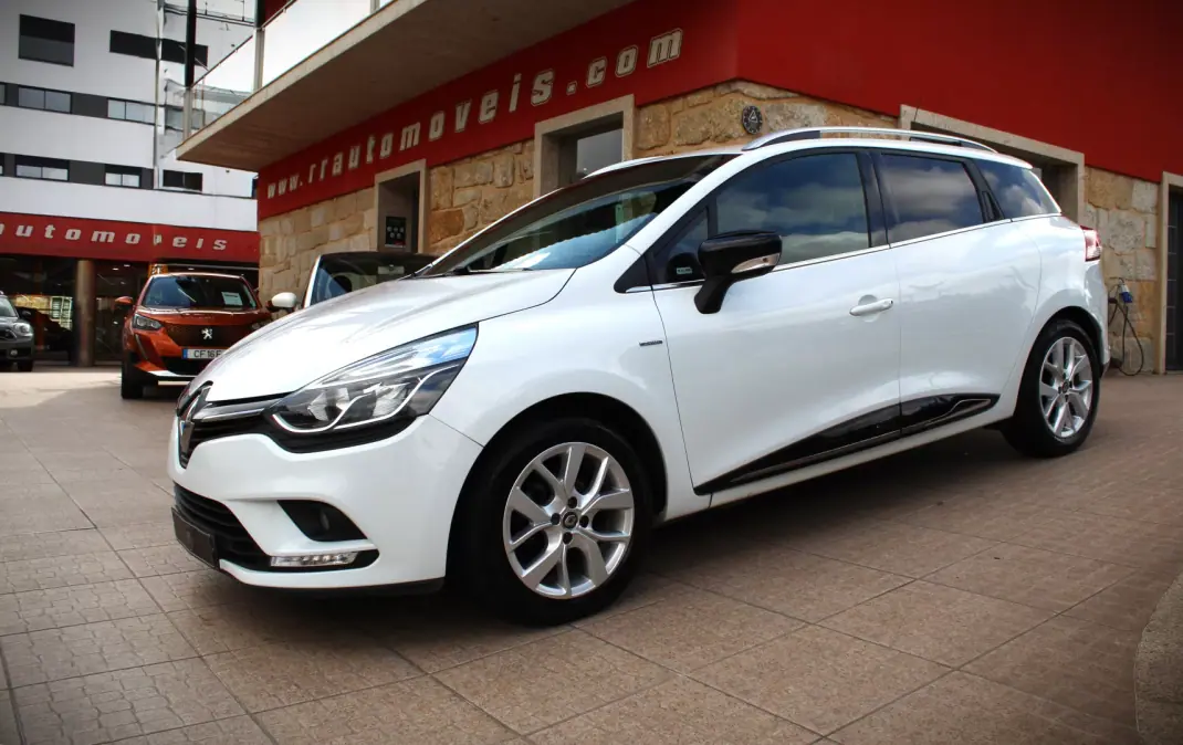 Renault Clio Sport Tourer 2020 - 12990 EUR, 53000 km - AUTO.MOTO.pt - 53000km - foto 1 de 36
