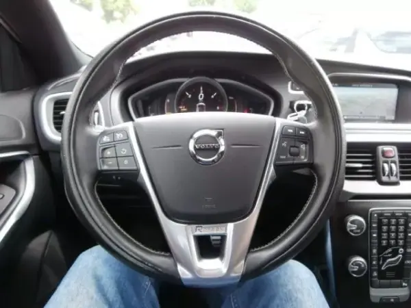 Volvo V40 2017 - 16800 EUR, 170641 km - AUTO.MOTO.pt - 170641km - foto 23 de 41