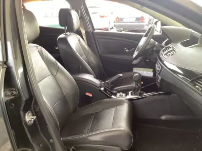 Renault Mégane Break 2011 - 8490 EUR, 198900 km - AUTO.MOTO.pt - 198900km - foto 3 de 5