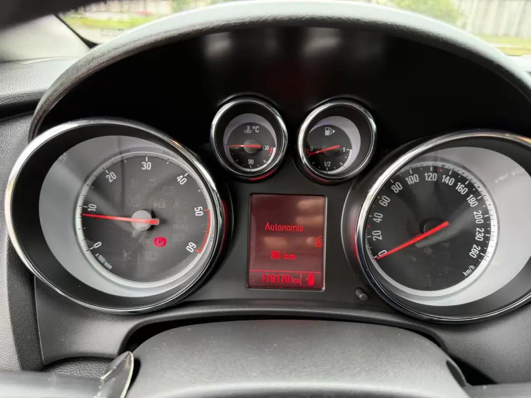 Opel Astra Sports Tourer 2011 - 7490 EUR, 175851 km - AUTO.MOTO.pt - 175851km - foto 15 de 21