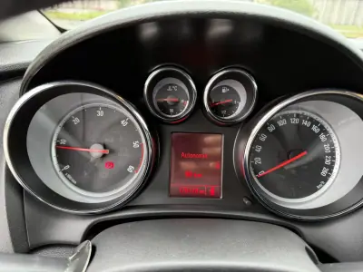 Opel Astra Sports Tourer 2011 - 7490 EUR, 175851 km - AUTO.MOTO.pt - 175851km - foto 15 de 21