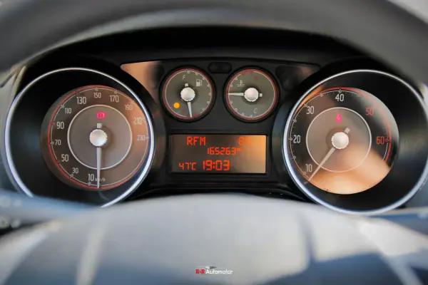 Fiat Punto 2015 - 7300 EUR, 165000 km - AUTO.MOTO.pt - 165000km - foto 12 de 20