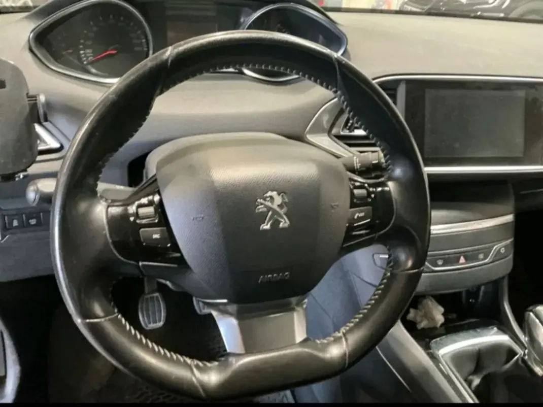 Peugeot 308 2016 - 8900 EUR, 124185 km - AUTO.MOTO.pt - 124185km - foto 3 de 6