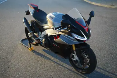 Aprilia RSV 1000 R 2023 - 18750 EUR, 12000 km - AUTO.MOTO.pt - 12000km - foto 16 de 20