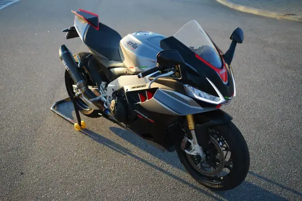 Aprilia RSV 1000 R 2023 - 18750 EUR, 12000 km - AUTO.MOTO.pt - 12000km - foto 16 de 20