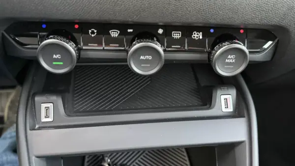 Citroën e-C4 2022 - 20900 EUR, 23500 km - AUTO.MOTO.pt - 23500km - foto 35 de 51
