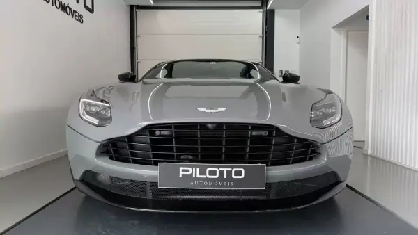 Aston Martin DB11 Coupé 2020 — foto 3 de 38