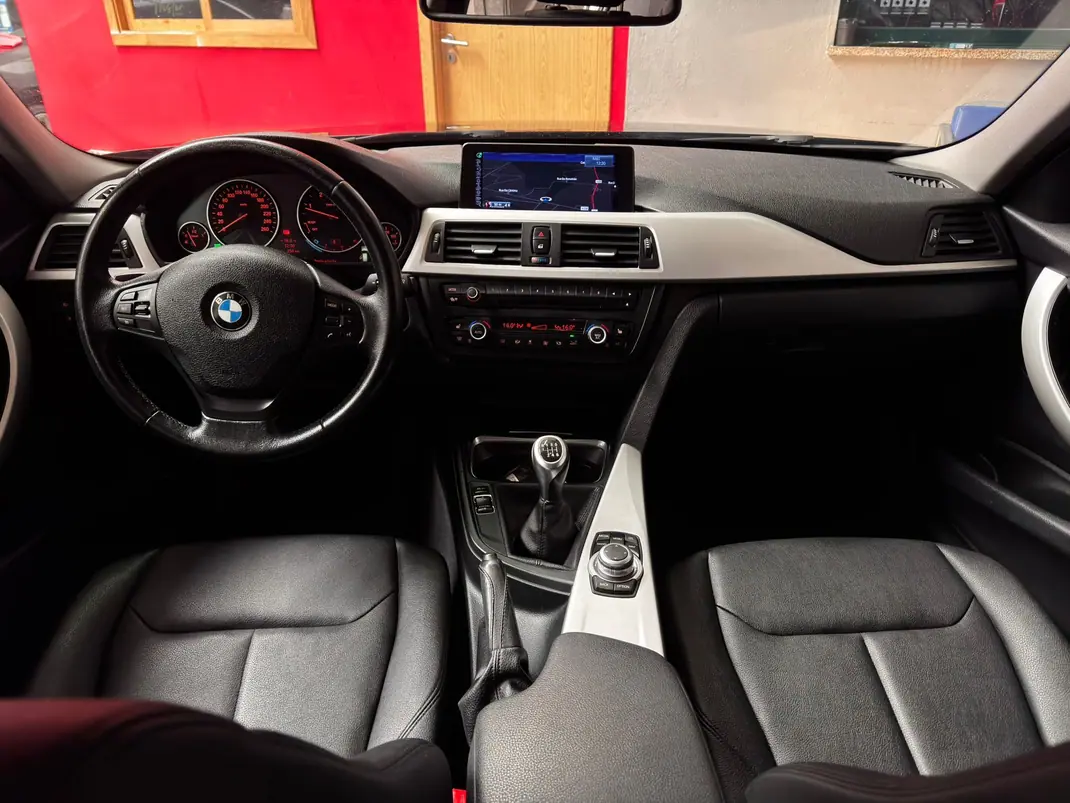BMW 318 2013 - 15750 EUR, 214000 km - 214000km - foto 12 de 15