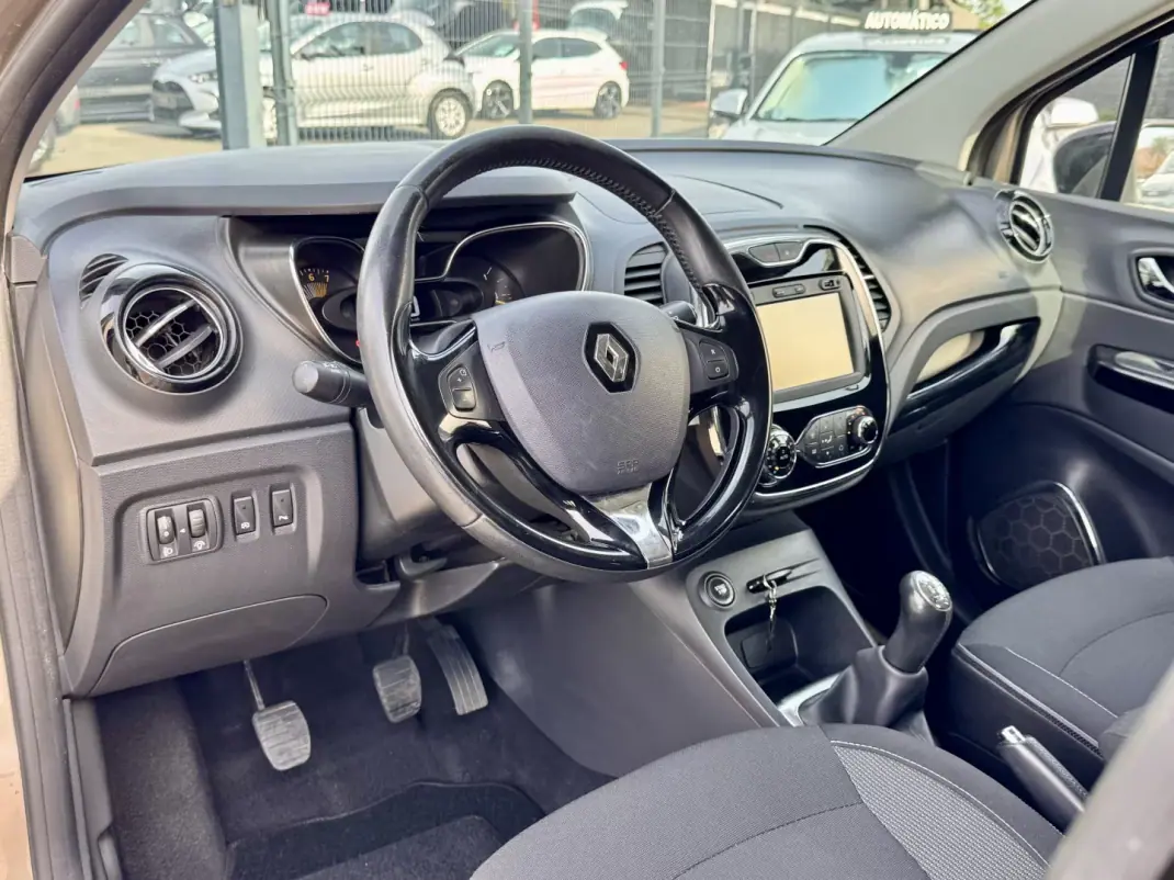 Renault Captur 2015 - 10990 EUR, 137000 km - AUTO.MOTO.pt - 137000km - foto 8 de 19