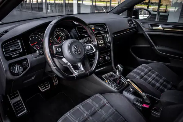 Volkswagen Golf 2015 - 24990 EUR, 83192 km - AUTO.MOTO.pt - 83192km - foto 28 de 45