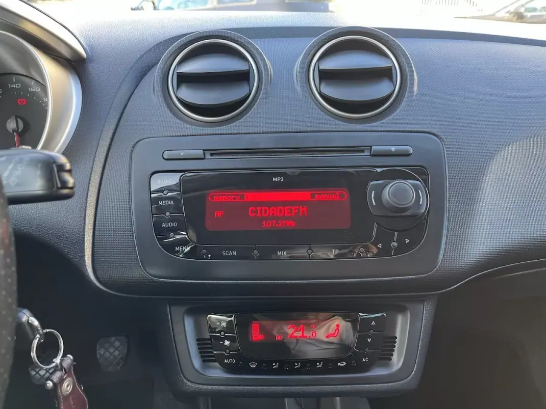 SEAT Ibiza 2011 - 6450 EUR, 240000 km - AUTO.MOTO.pt - 240000km - foto 19 de 45