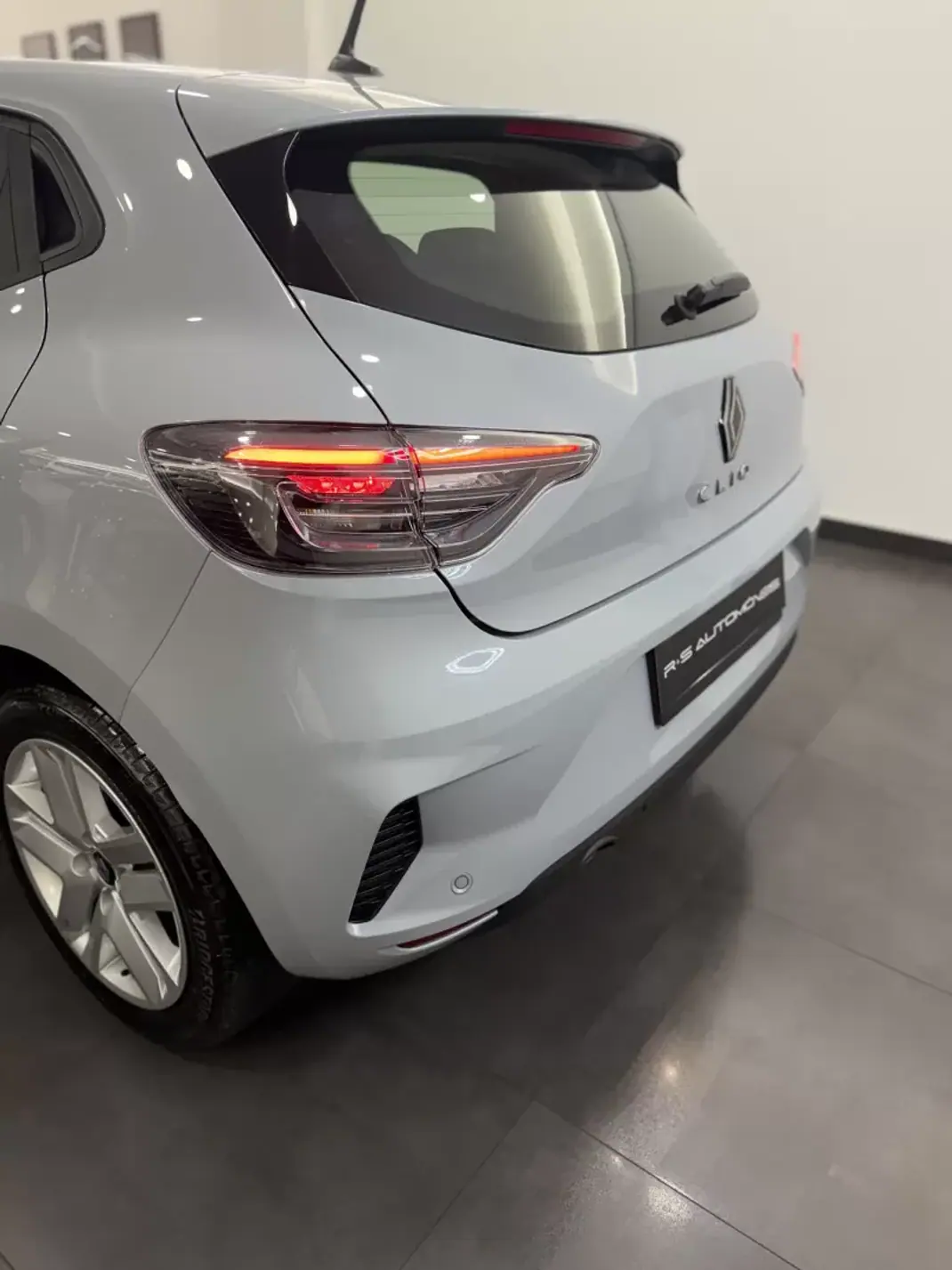 Renault Clio 2024 - 19500 EUR, 14000 km - AUTO.MOTO.pt - 14000km - foto 4 de 18